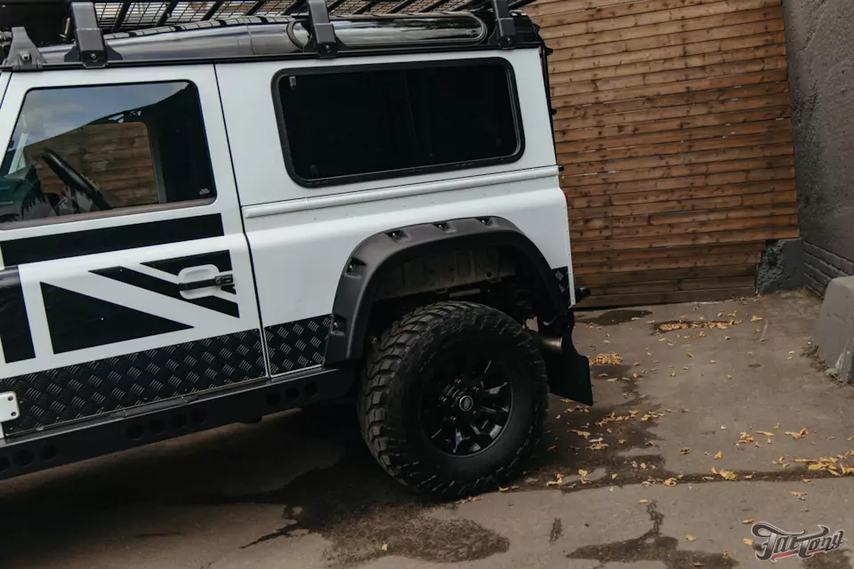 Привели в порядок Land Rover Defender! Заново окрасили элементы, очистили кузов, восстановили световое оборудование и построили новую акустическую систему